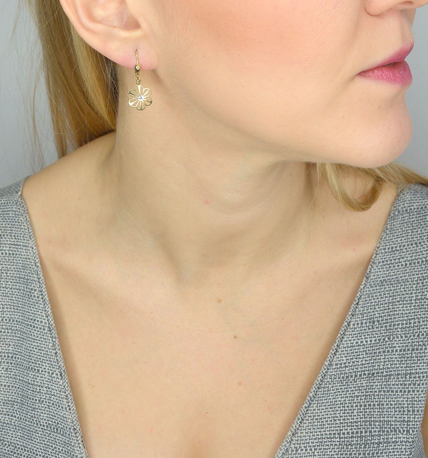 Złote kolczyki wiszące z kwiatkami sprawią, że poczujesz świeży powiew wiosny. Darmowa dostawa i ozdobne pudełko gratis w www.zegarki-diament.pl.jpg